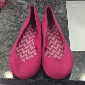 Vibrant Pink Slip-On Flats with Chevron Insole